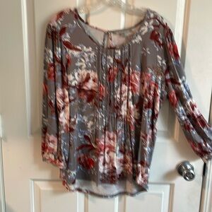 Casual knit long sleeve blouse.